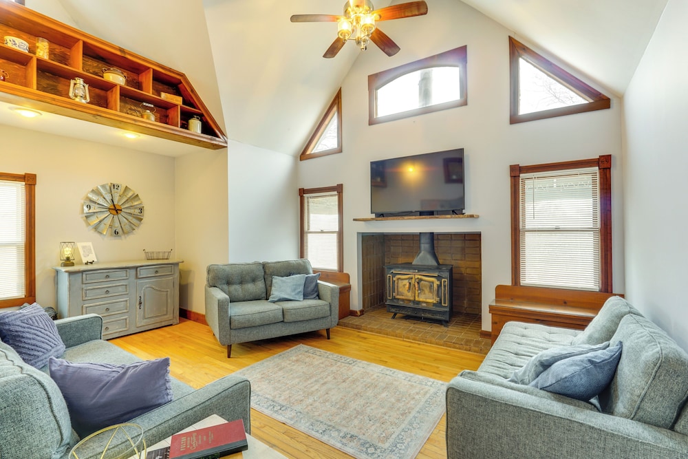100-year-old Farmhouse in Fulton: 6 Mi to Town!