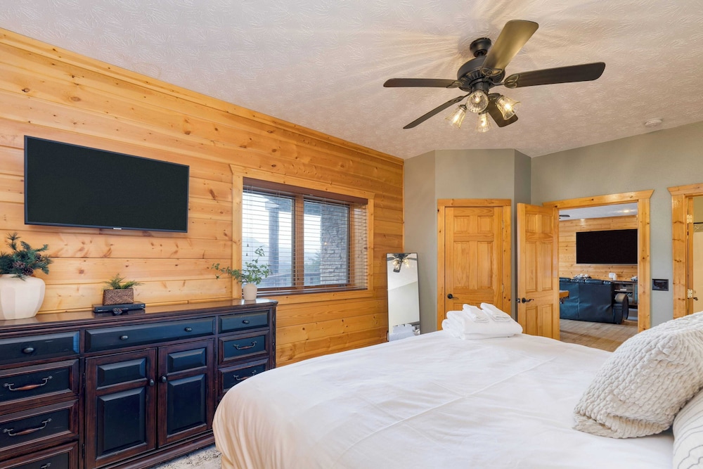 Pinnacle Chalet by Avantstay Luxury Cabin w/ Panoramic Views, Fireplace & Game Room