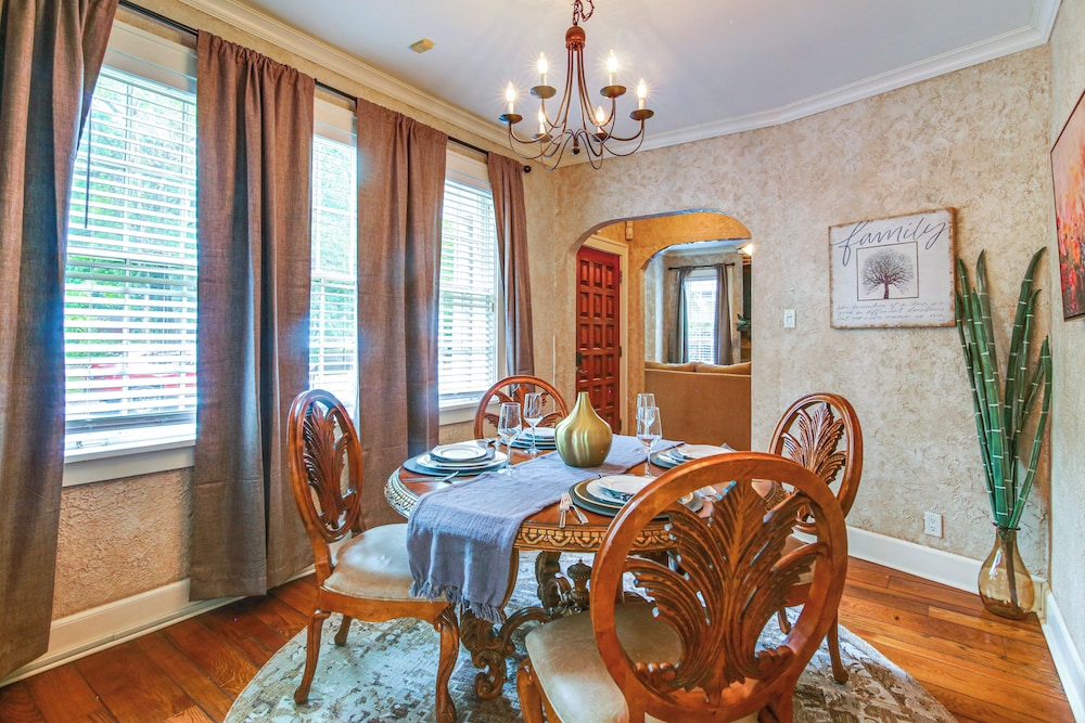 2 Mi to Memphis Zoo: Charming Home w/ Private Yard