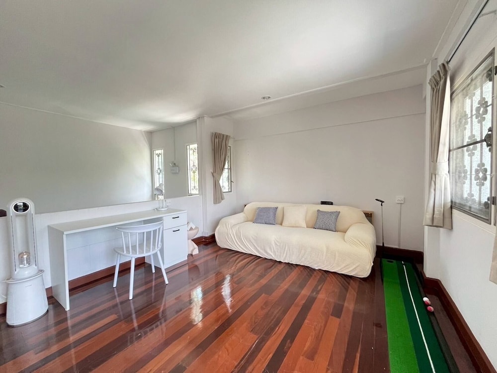 5 Beds 452sqm With Private Garden Pet-friendly Cctv Quiet and Homey