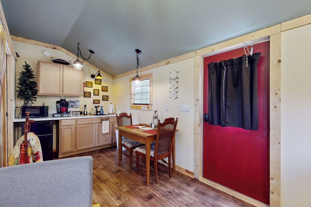 1BR Rustic Cabin w/ Kitchenette, Streaming & Wifi