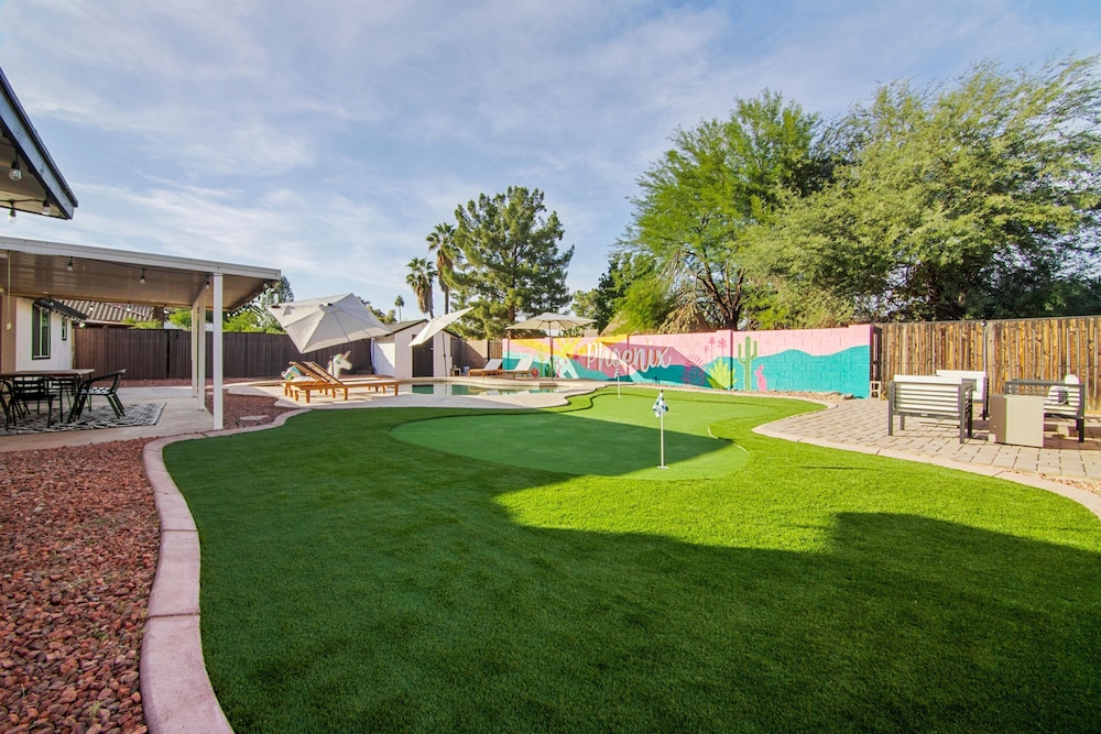 Karen in Phoenix With 4 Bedrooms and 2 Bathrooms