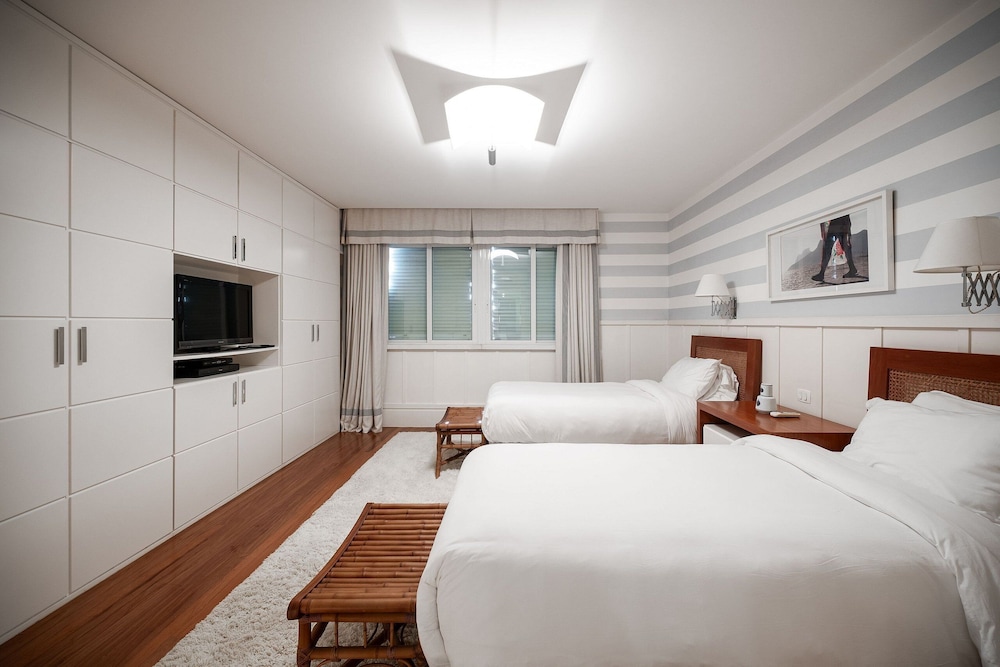 Copacabana – Av. Atlântica | 3 suítes, Vista Mar, 1 min praia de Copacabana - por Casapē Rio