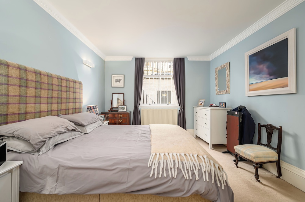Elegant 3-Bedroom Flat in West End