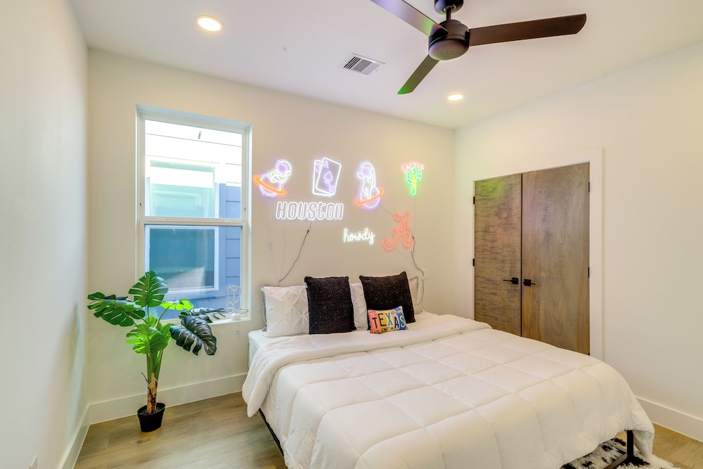 3 Mi to Dtwn: Modern Townhome w/ Yard in Houston