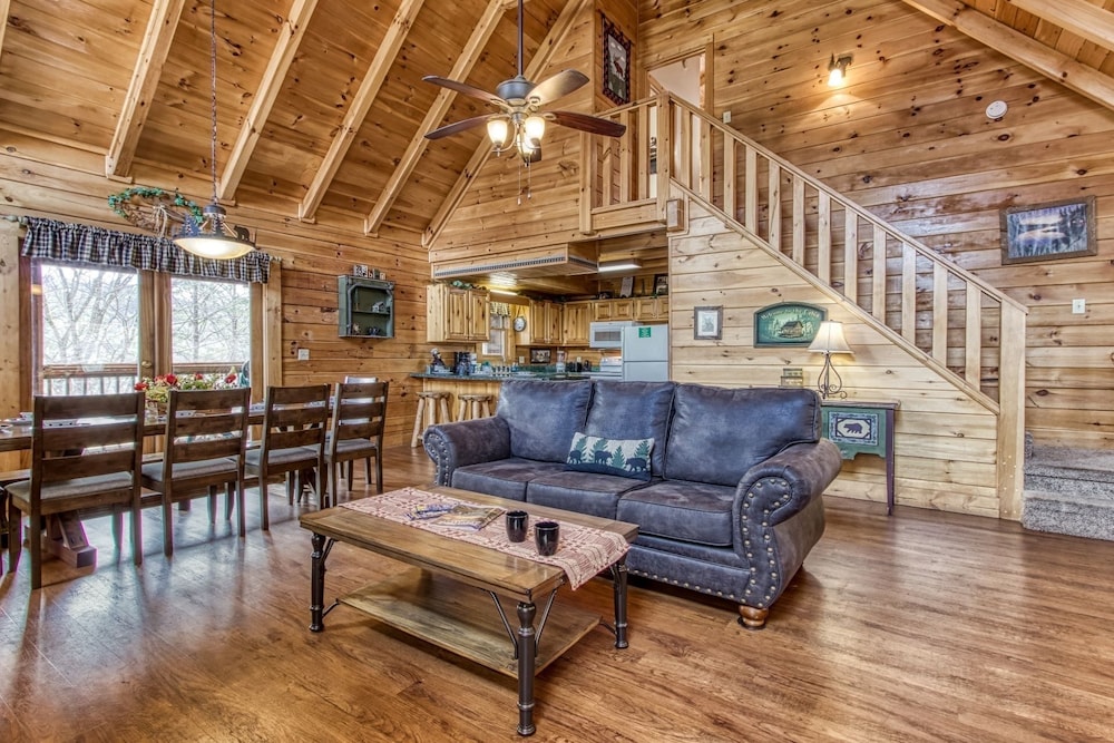Er6 - On Eagles' Wings - Great Location. Close To All The Action! 6 Bedroom Cabin by RedAwning view 2