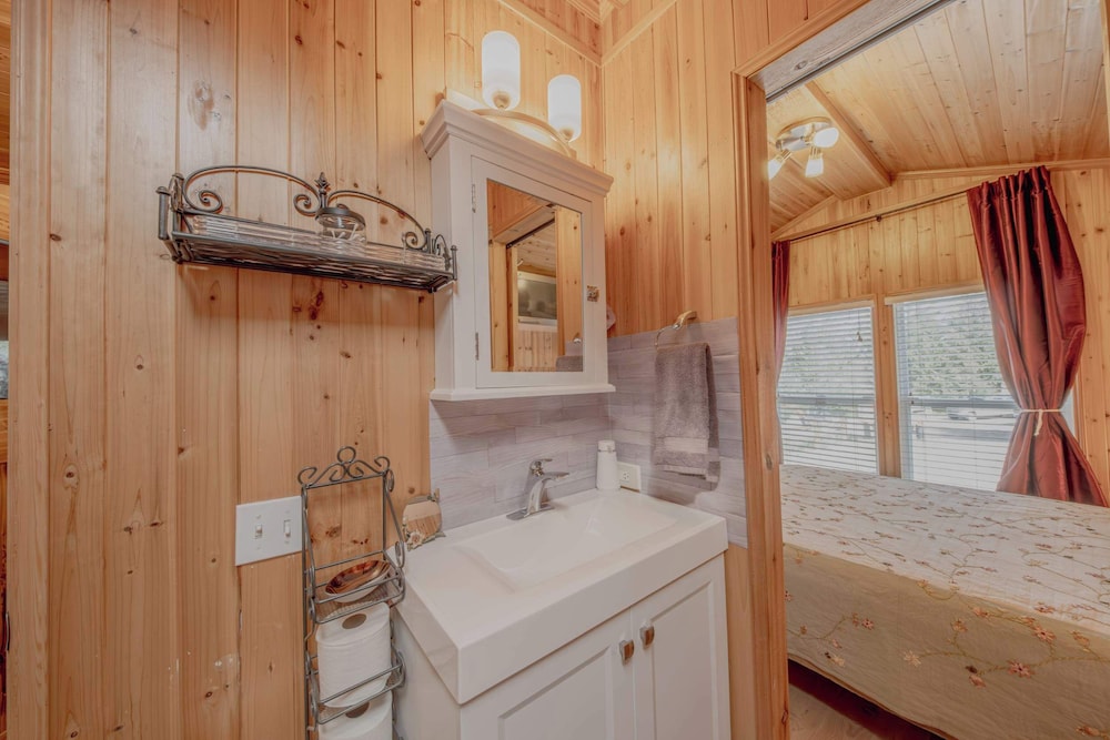 Eagles Nest Cabin Cozy Mountain Retreat for 4