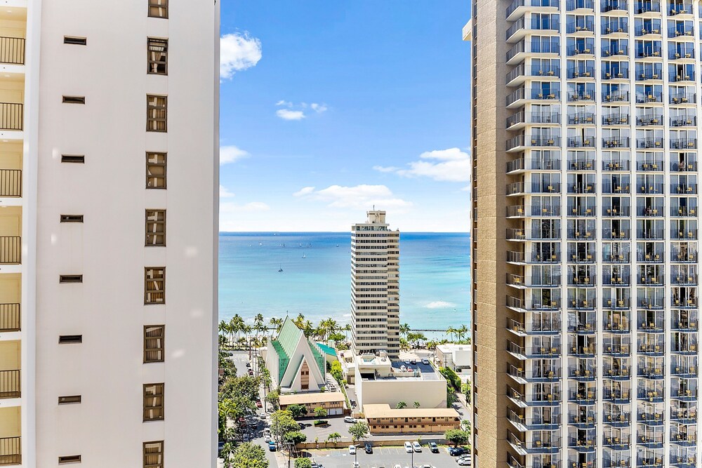 High Floor Ocean View Condo (King Bed and Parking) hotel photo