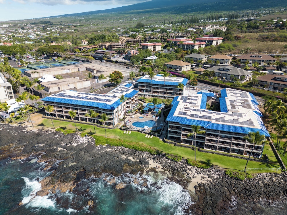 Kona Reef F2 Charming Oceanfront Condo for 4!