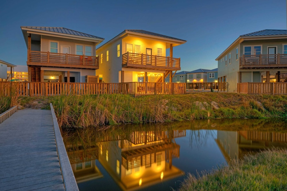 Sleeps 20 2 Homes w/ Beach Boardwalk Access, Water Canal Views, & Priv Pools