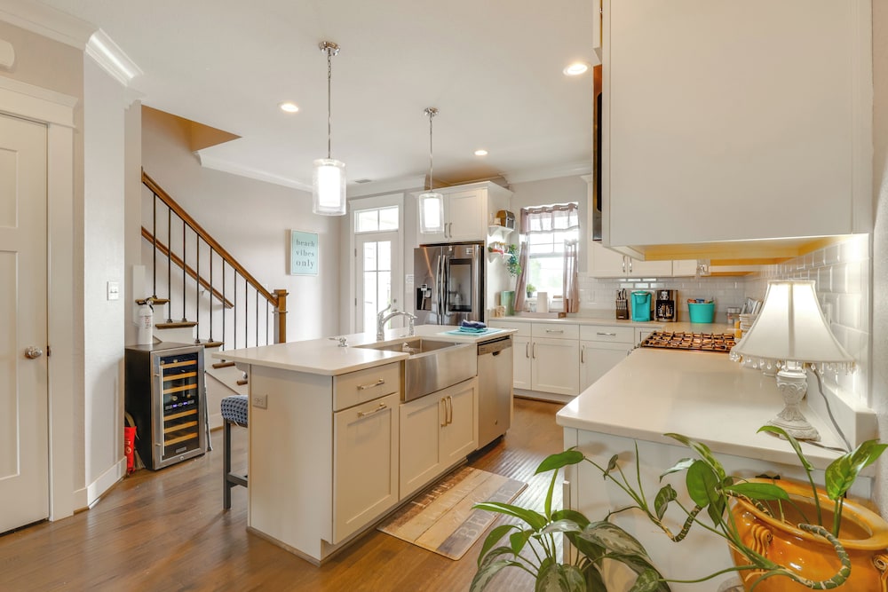 Walk to Ocean: Group Getaway in Virginia Beach!