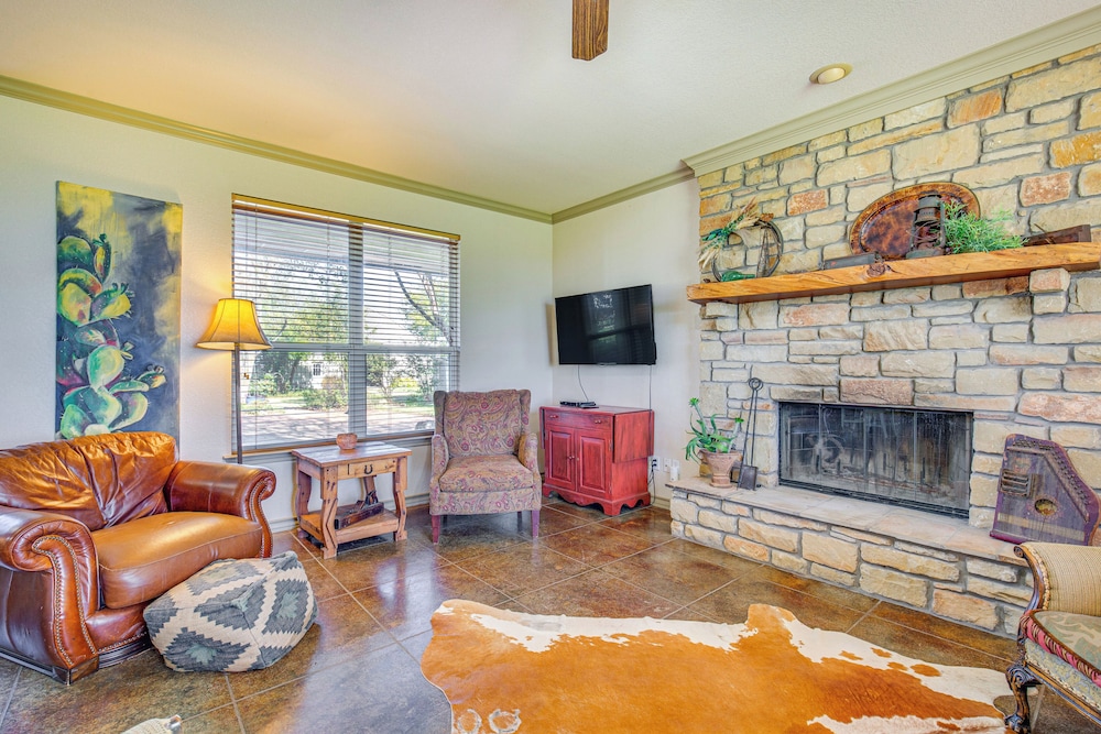 30 Mi to Fort Worth: Rural Retreat w/ Patio!