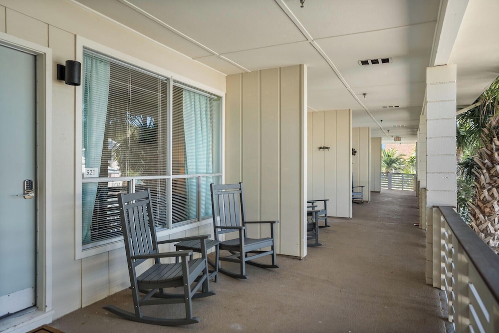Newly Renovated Sunsuite! Centrally Located With Resort Access!