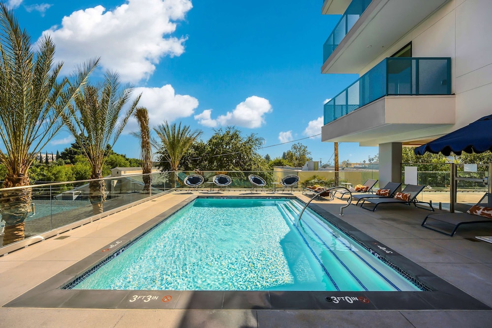 Luxury 2BR Hollywood Pool View by Oneluxstay