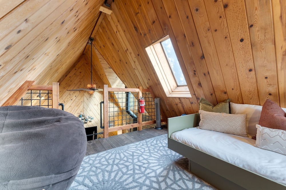 Sierra at Donner Lofted Cabin Minutes to Lake A-frame-inspired Design Deck