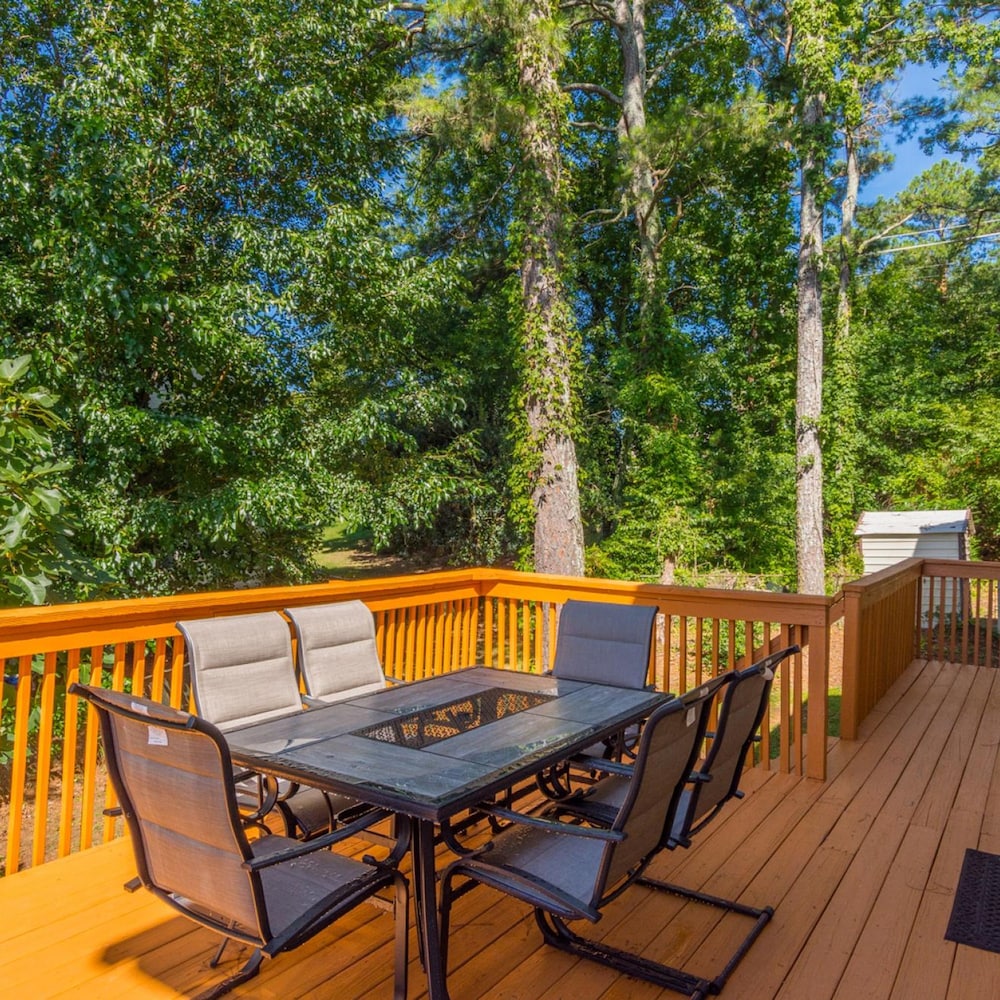 Beautiful Large Newly Renovated 5 Bedroom House view 2