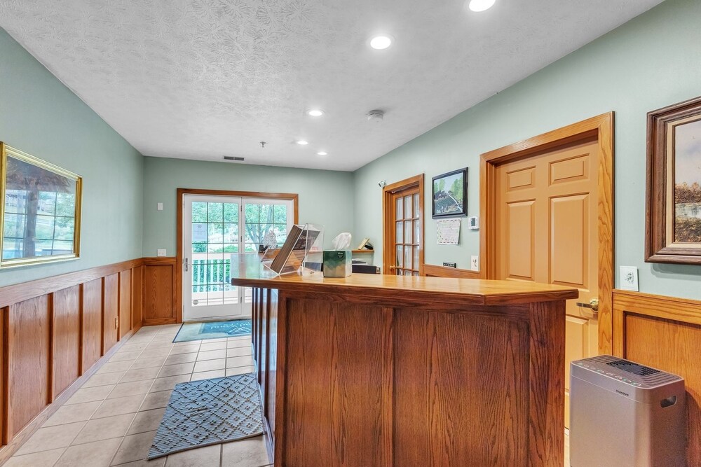 3rd Floor Front Side Corner Penthouse Suite - 304 by Grand Wood Suites
