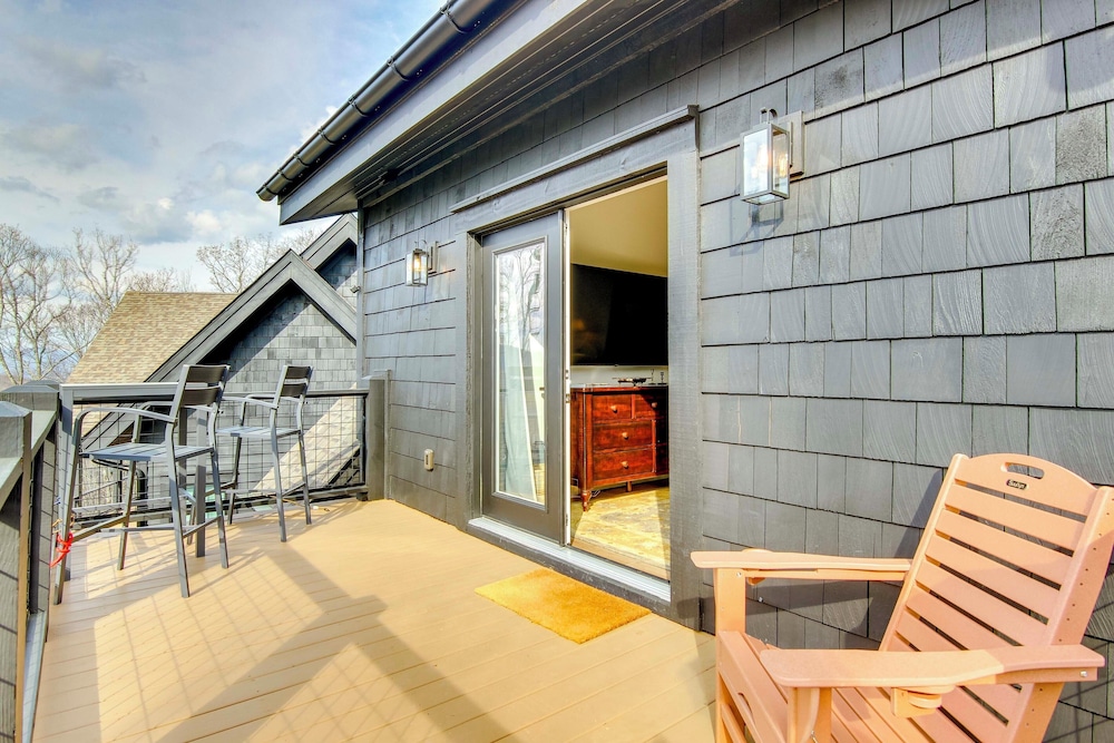 Modern Mountain-view Gem w/ Deck in Glenville