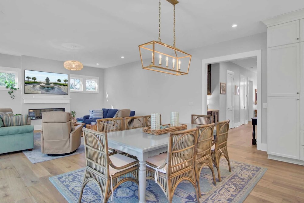 Walk to the Beach + Private Pool, Rooftop Terrace, Balcony 3602 Cameron