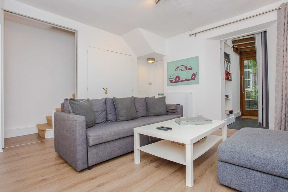 Mountgrove Road Spacious 2 Bedroom Flat