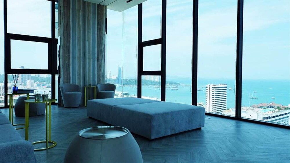 A Luxury 2 Bedrooms The Base Downtown
