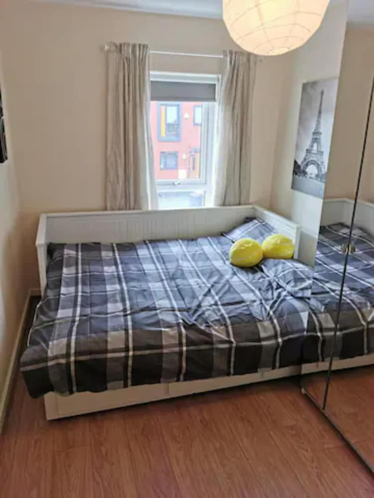 Entire 3 Bedroom House Manchester Free Parking view 4