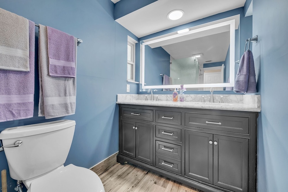 Elwood Park Gem: Spacious 3br Prime Location 3 Bedroom Home