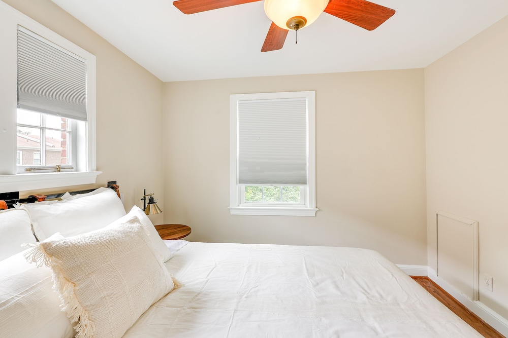 Modern Alexandria Townhome ~ 2 Mi to Old Town! view 5