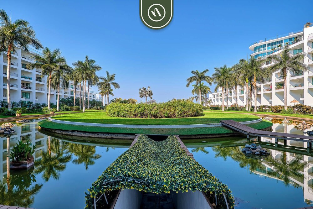 Beachfront 3BR Condo - Pool - Beach Club