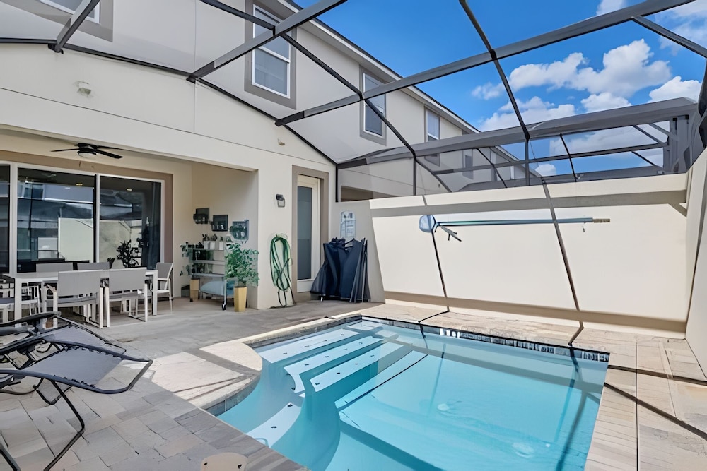 Luxury 5-bed Home With Private Splash Pool