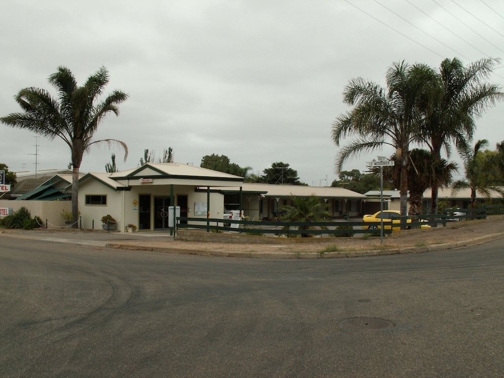 Oval Motel