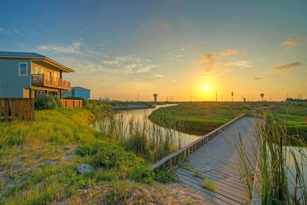 Cart-friendly Boardwalk to the Beach Private Pool, Firepit & Pond Views 361 Bayview