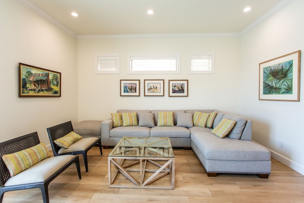 Sorrento Luxury Vacation Home: Expansive 5-Bedroom, 4.5-Bath Retreat with Private Pool, Hot Tub, and Pet-Friendly Accommodations – Just a Short Walk from S