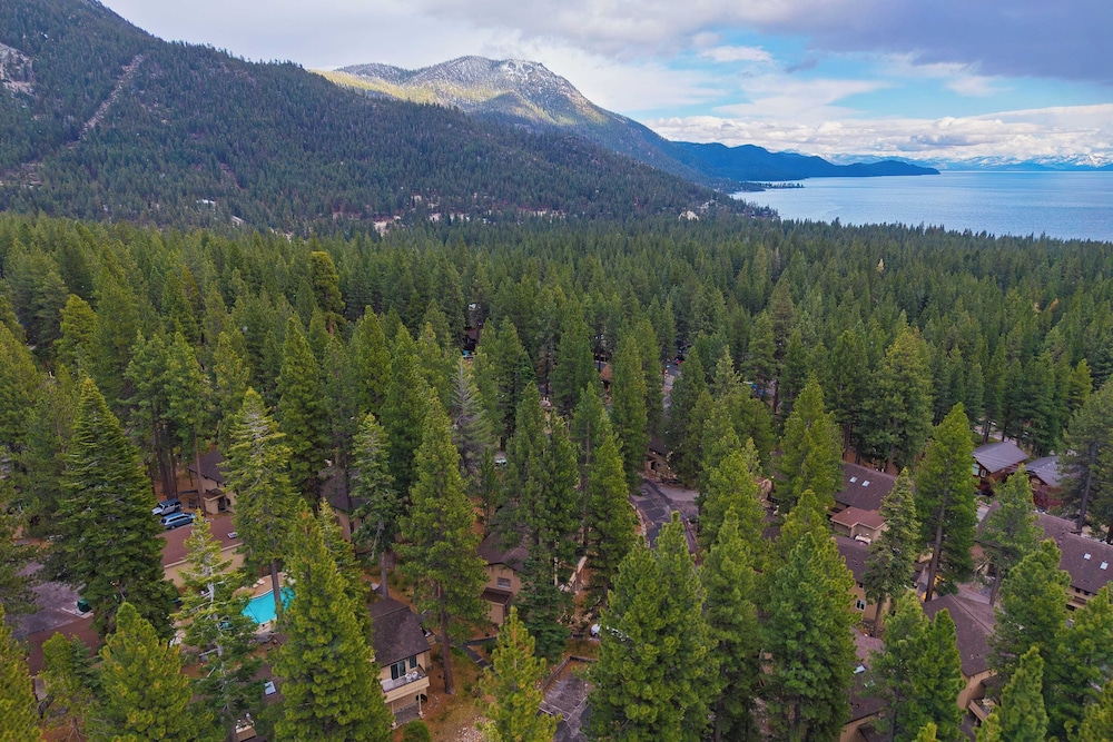 Ski Way by Avantstay Cozy Tahoe Home w/ Fireplace & Balcony