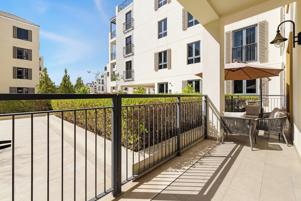 Stylish 2BR with Beach Access
