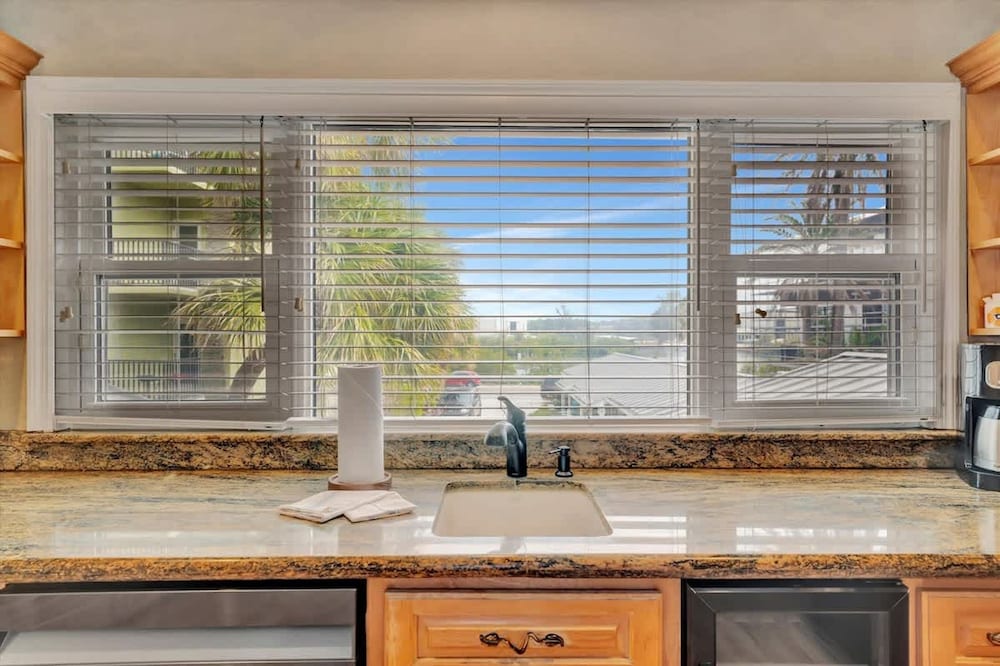 Stones Throw Beachfront Premier Suite 4 Views