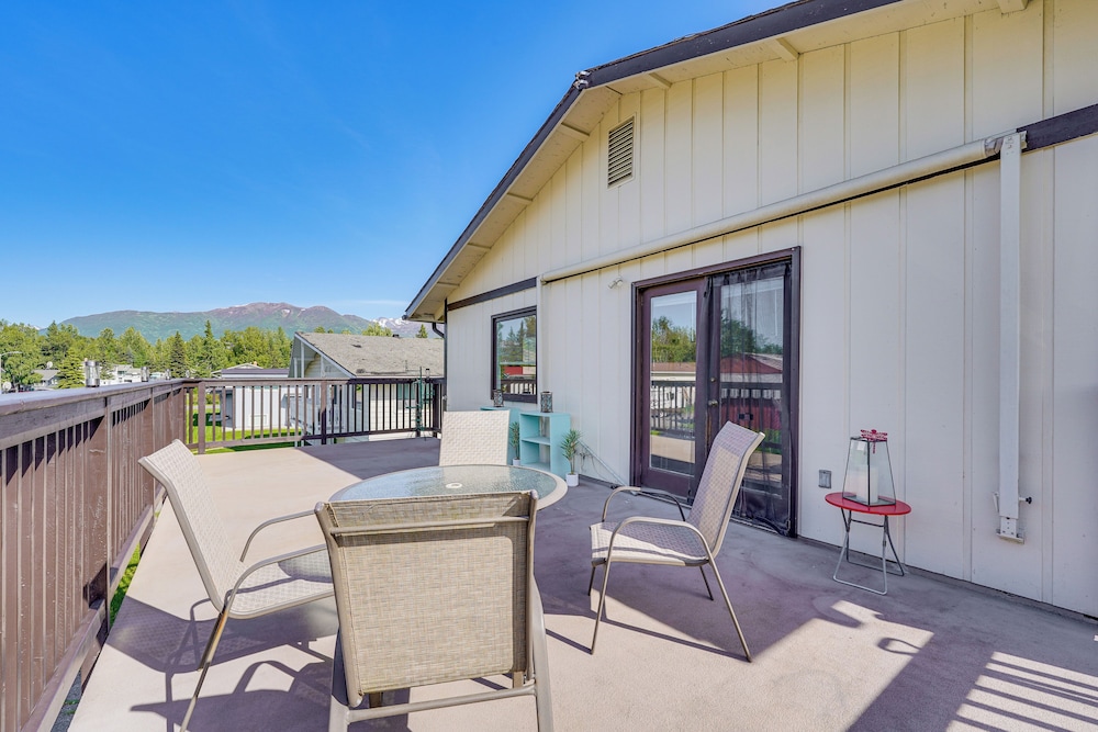 5 Mi to State Park: Mtn-view Apt in Anchorage