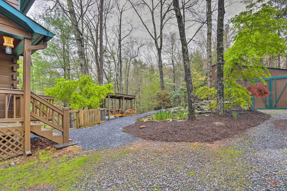 Blue Ridge Cabin w/ Hot Tub, Fire Pit, & Game Room