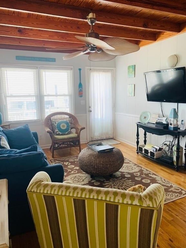 Wayne's World 3 Bedroom Home by RedAwning