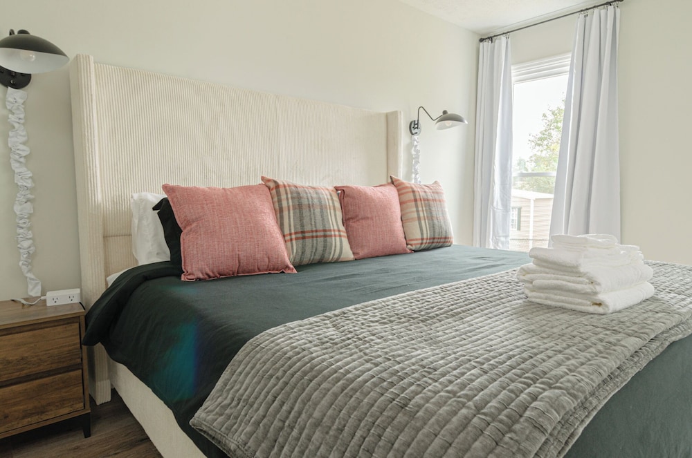 6-Bed Artistic Home with Game room