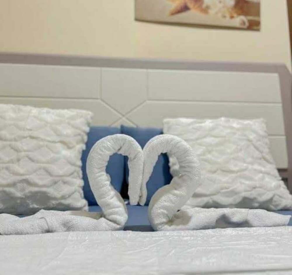 Cozy Pasay Condo with Pool Access