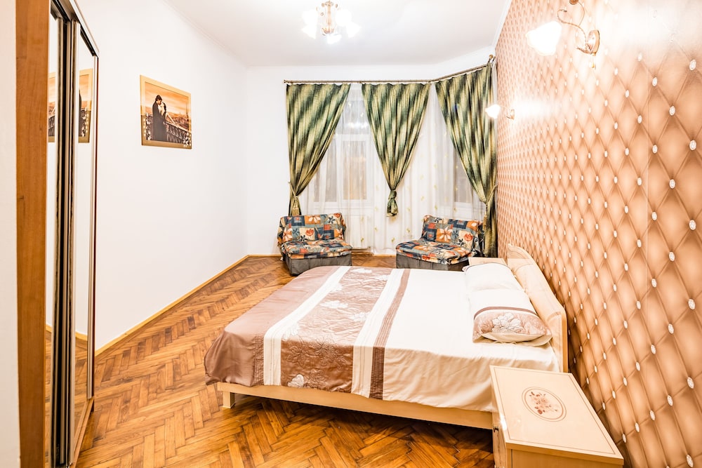 3 Bedroom on Square Rynok near Vernissage view 4