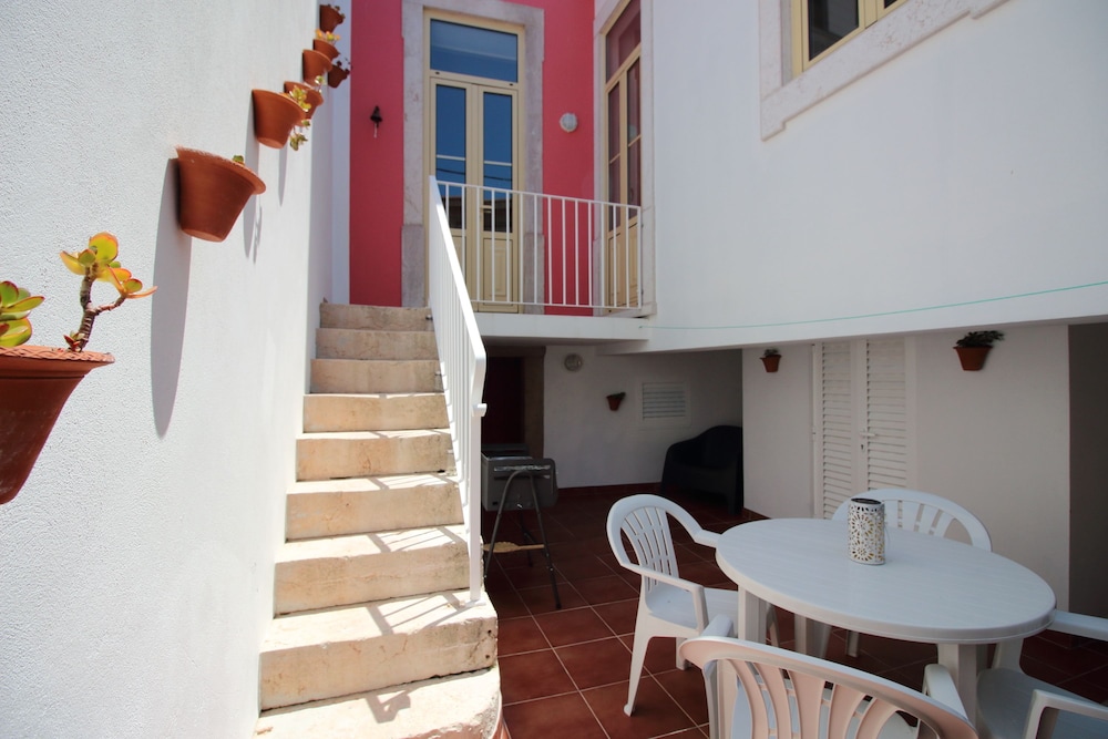 Old Town House in Figueira da Foz Near Beach
