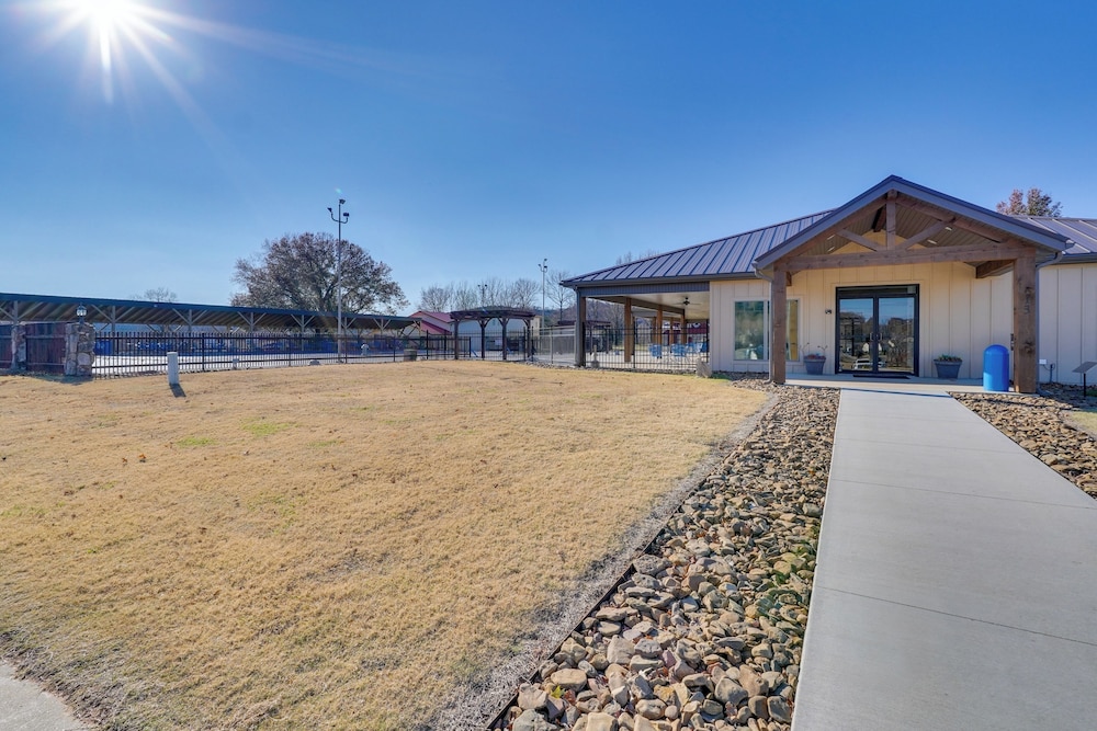 Chic Farmhouse, 3Mi to Lake-pet Friendly & Golfing