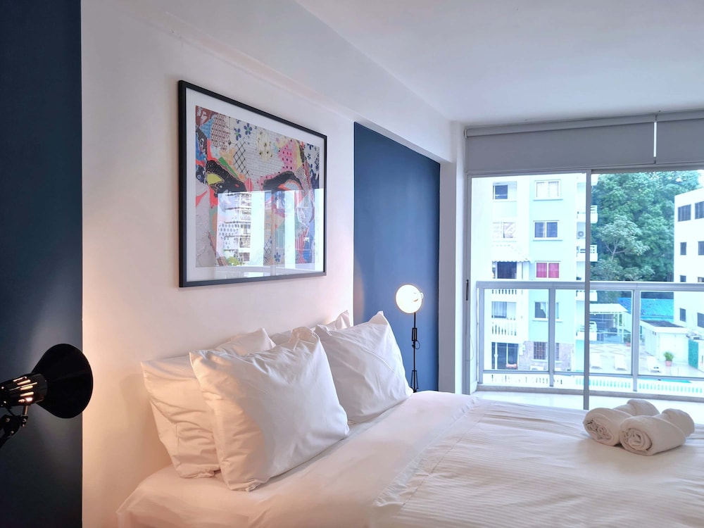 w Modern 2BR In La Cresta