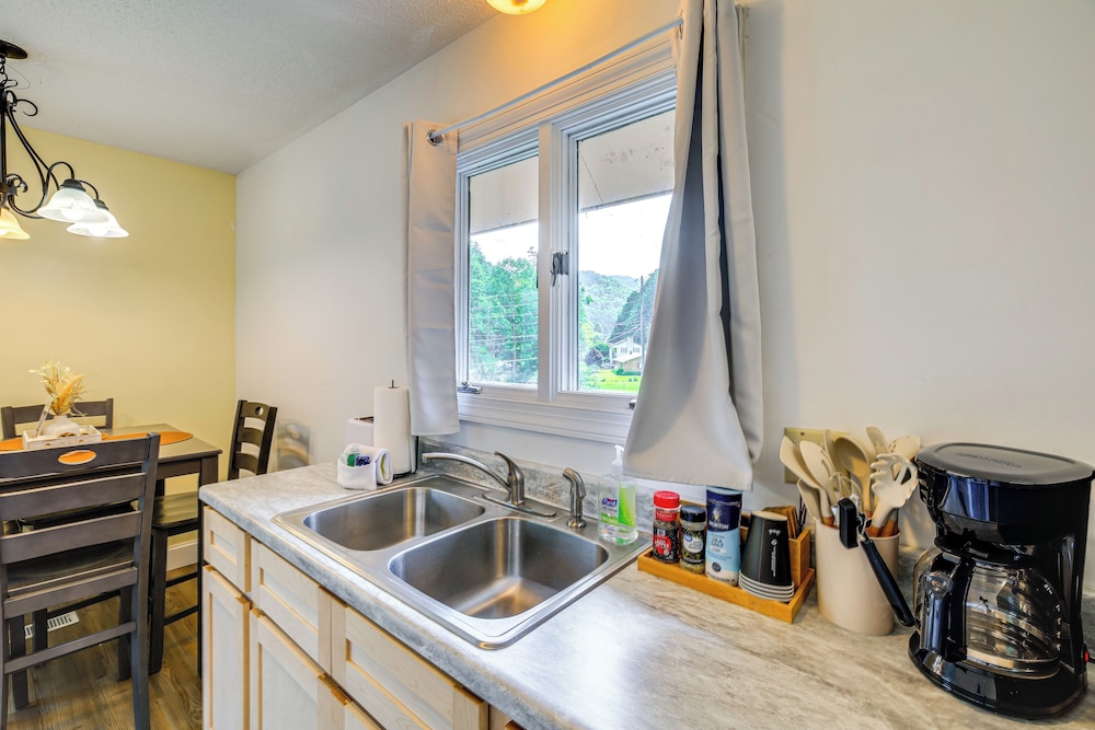 17 Mi to Coal Canyon Trail: Scenic Mtn-view Apt!