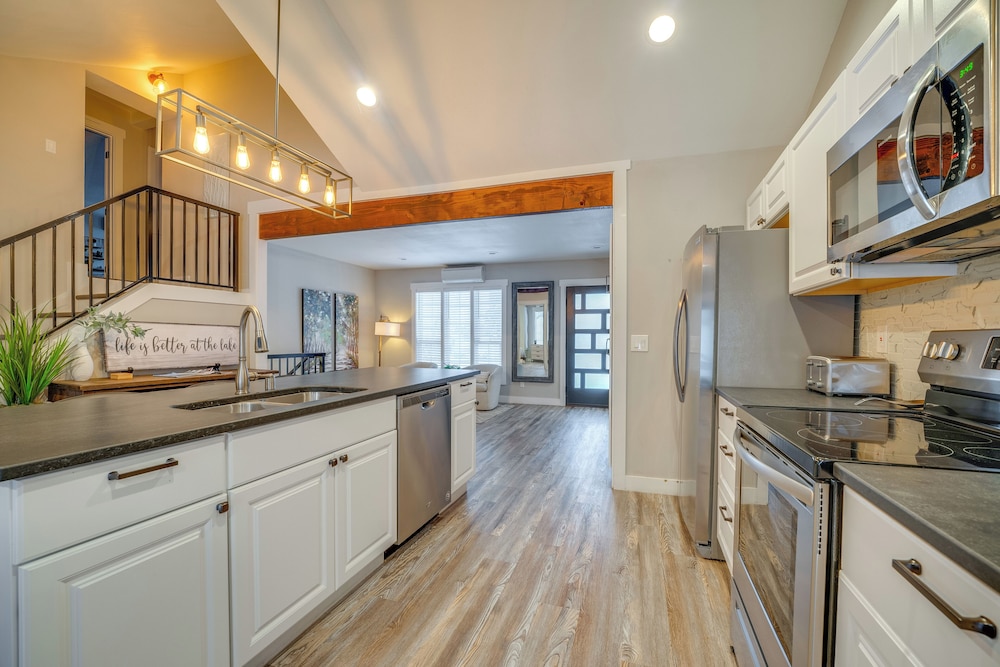 2 Blocks to Downton Chelan: Home w/ Hot Tub!