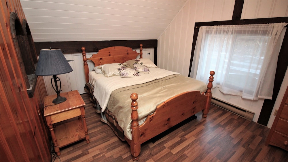 Duhamel Rock Cliff 3-Bedroom Waterfront Chalet - Image 2