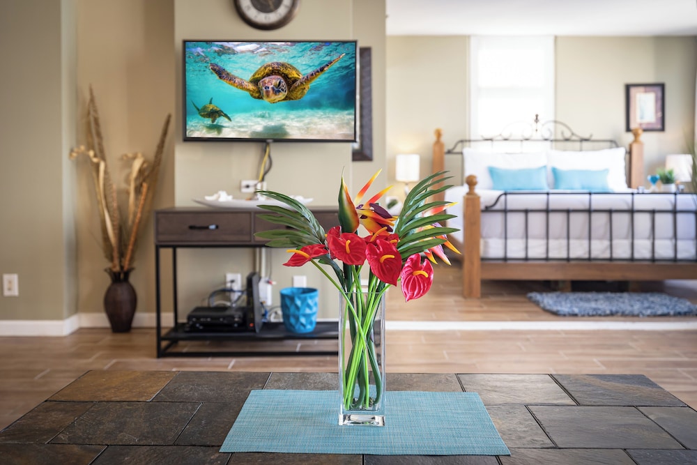 High Floor Ocean View Condo (King Bed and Parking): hotel room photo
