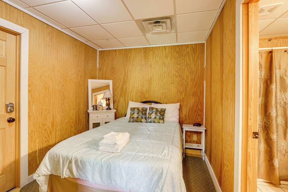 Pet-friendly Resort Cabin 5 Mi to Dtwn Ellijay!